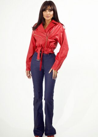 Modelka w czerwonej ramonesce damskiej LoveYa Silvia z paskiem w talii i złotymi zamkami, zestawiona z ciemnymi jeansami, na jasnym tle