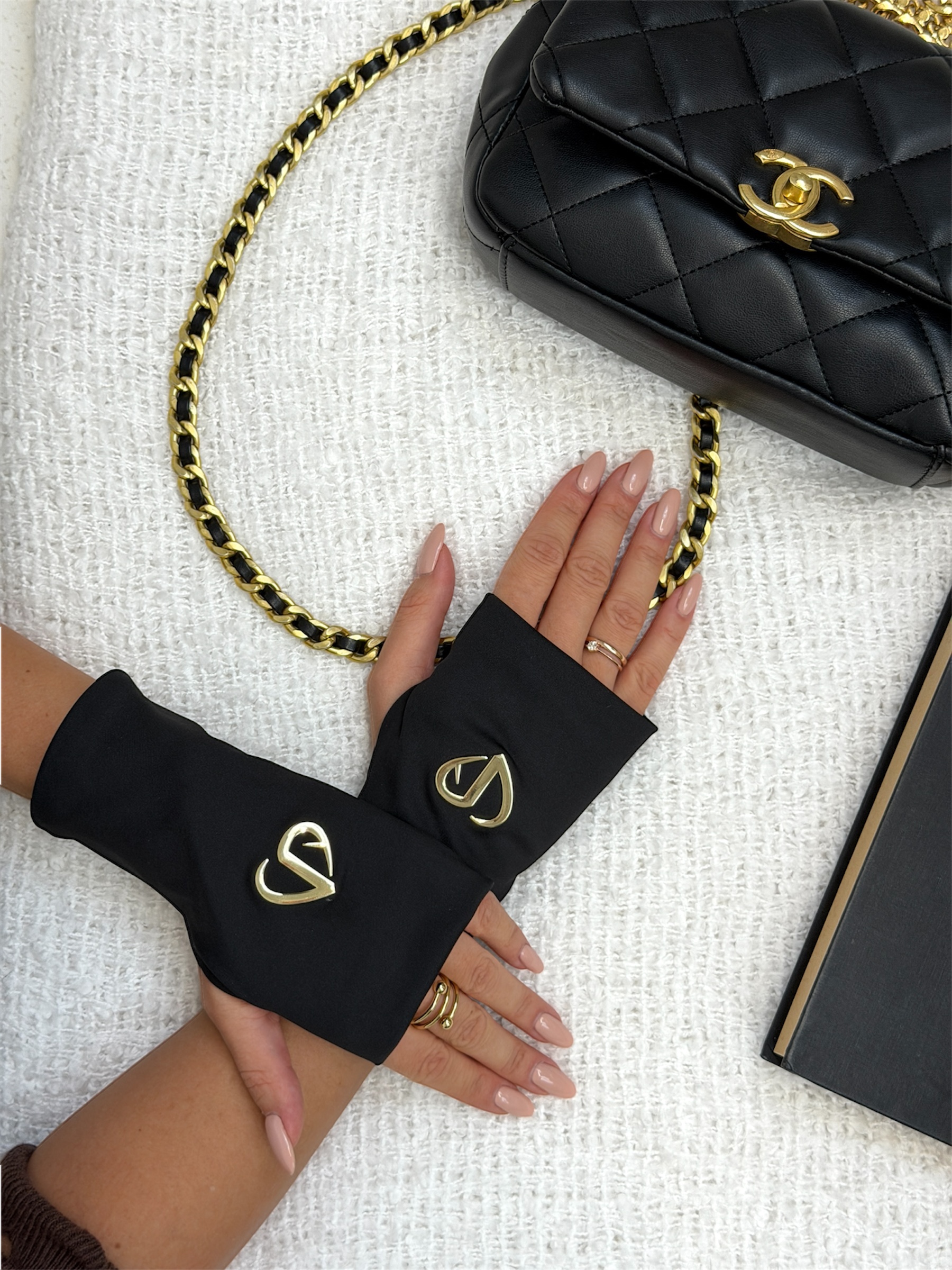 Czarne rękawiczki Sanah